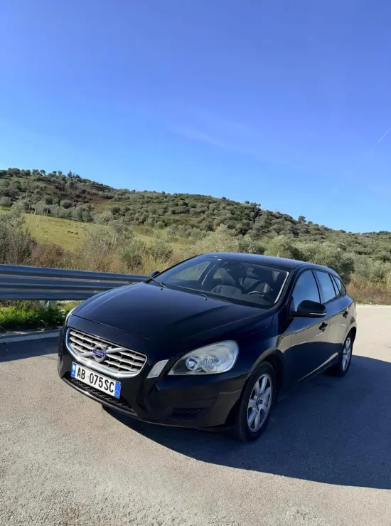 Noleggia una Volvo V60 dell'anno 2013 a Tirana