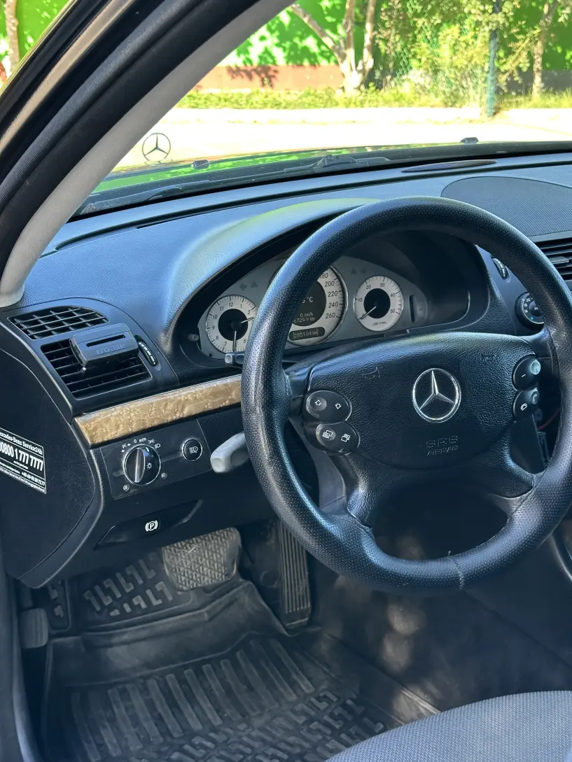 Noleggia un'auto a Elbasan