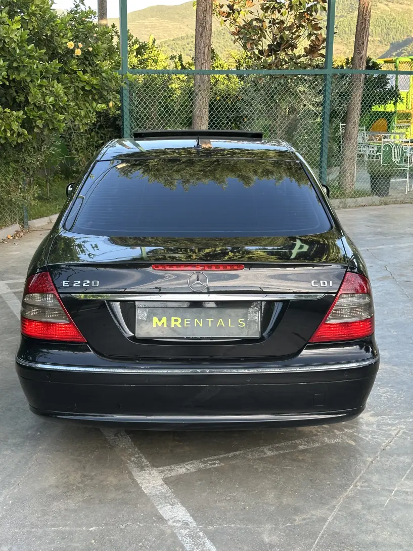 Noleggia un'auto a Elbasan