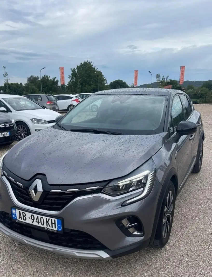 Merrni me qira një makinë në Tirana