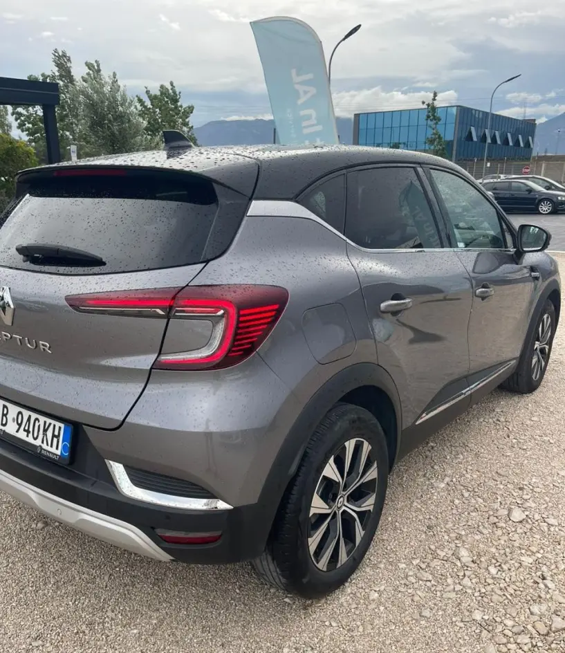 Merrni me qira një makinë në Tirana