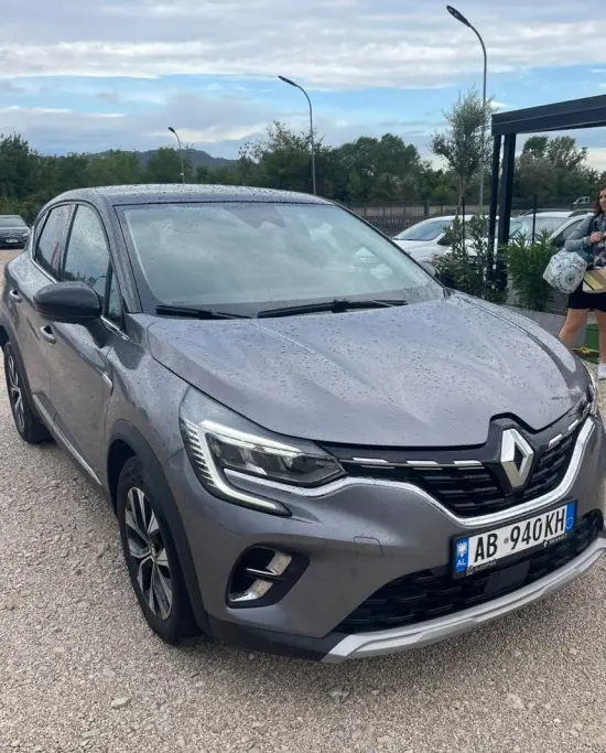 Merrni me qira një Renault Captur të vitit 2022 në Tirana