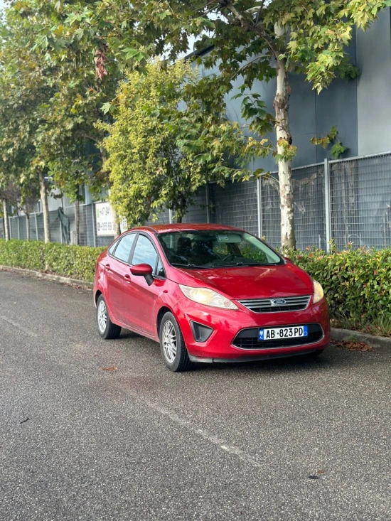 Merrni me qira një Ford Fiesta të vitit 2011 në Tirana
