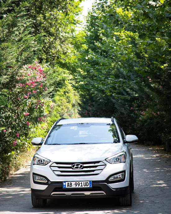 Alquila un 2014 Hyundai Santa Fe en Tirana
