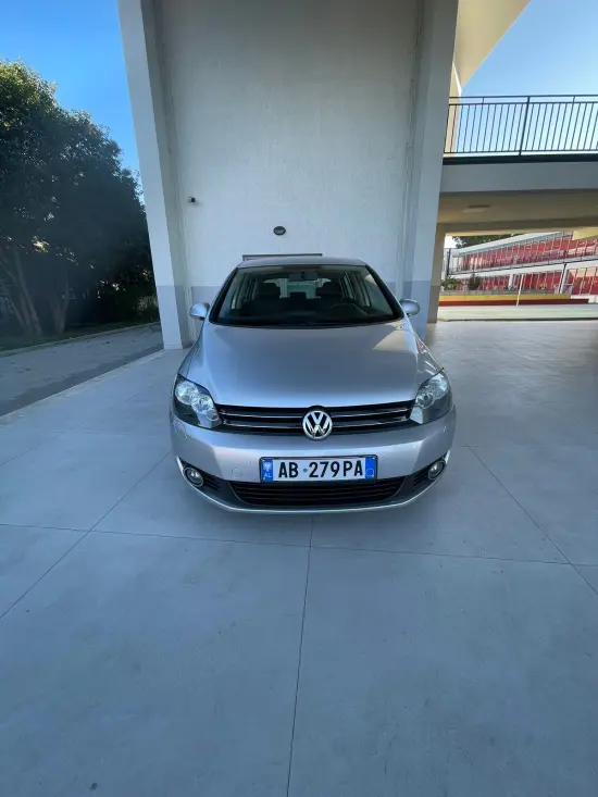 Louer une Volkswagen Golf Plus de l'année 2009 à Tirana