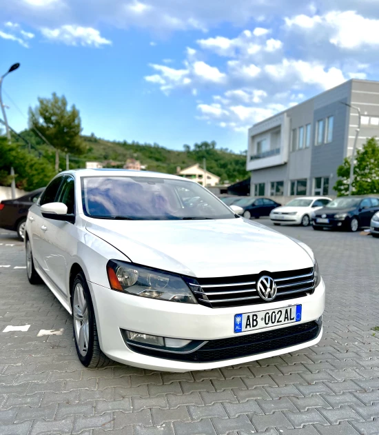 Merrni me qira një Volkswagen Passat të vitit 2013 në Tirana