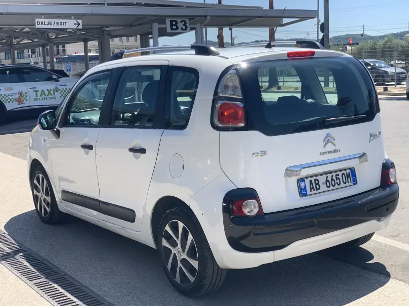 Rent a car in Tirana