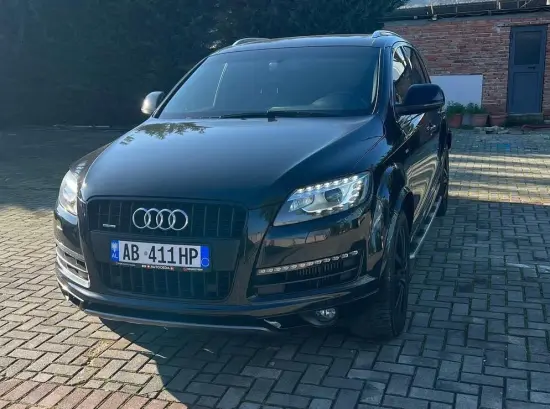 Wynajmij Audi Q7 z 2015 roku w Tirana