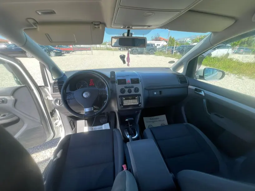 Noleggia un'auto a Tirana