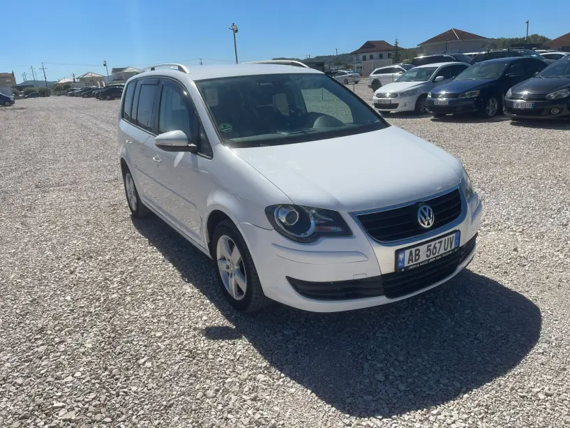 Noleggia un'auto a Tirana