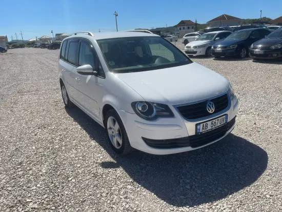 Noleggia una Volkswagen Touran dell'anno 2010 a Tirana