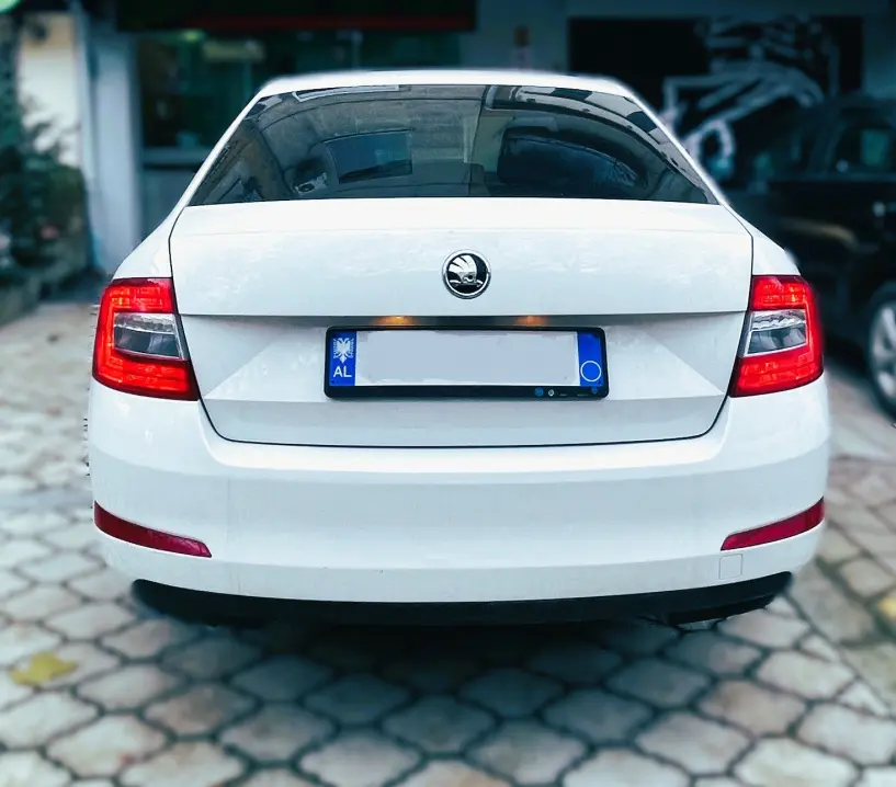 Noleggia un'auto a Tirana