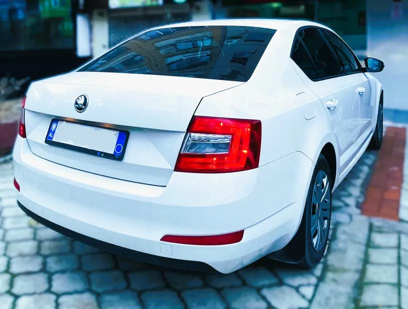 Noleggia un'auto a Tirana