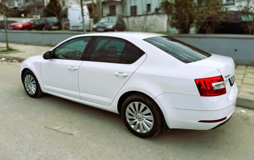 Alquila un coche en Tirana