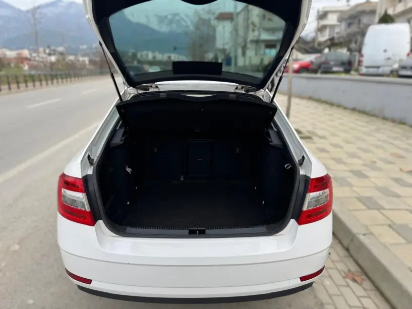 Alquila un coche en Tirana