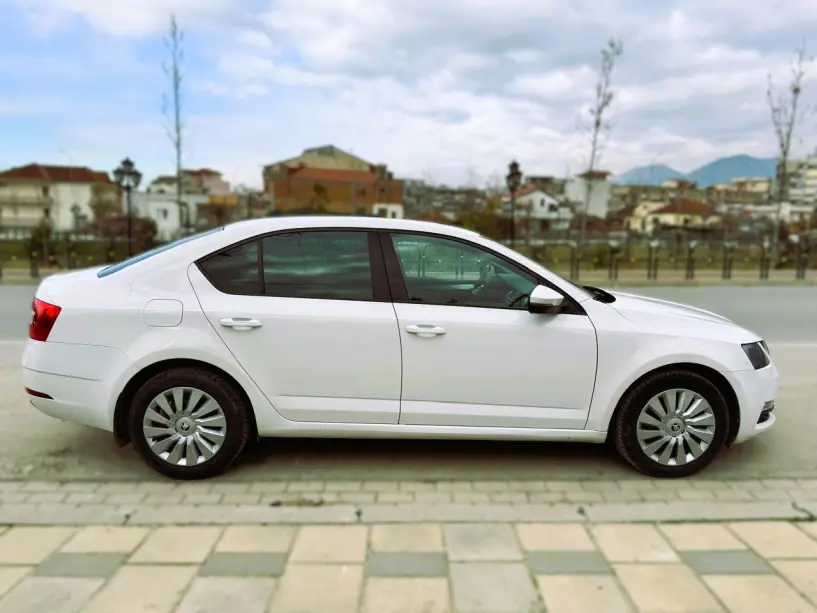 Alquila un coche en Tirana
