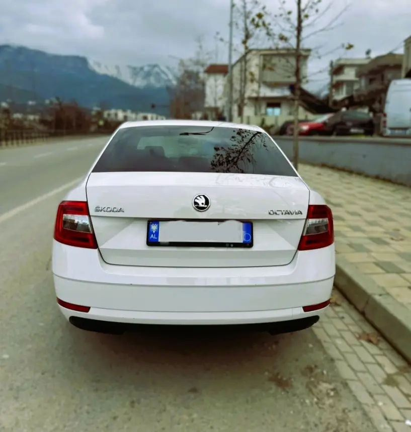 Alquila un coche en Tirana