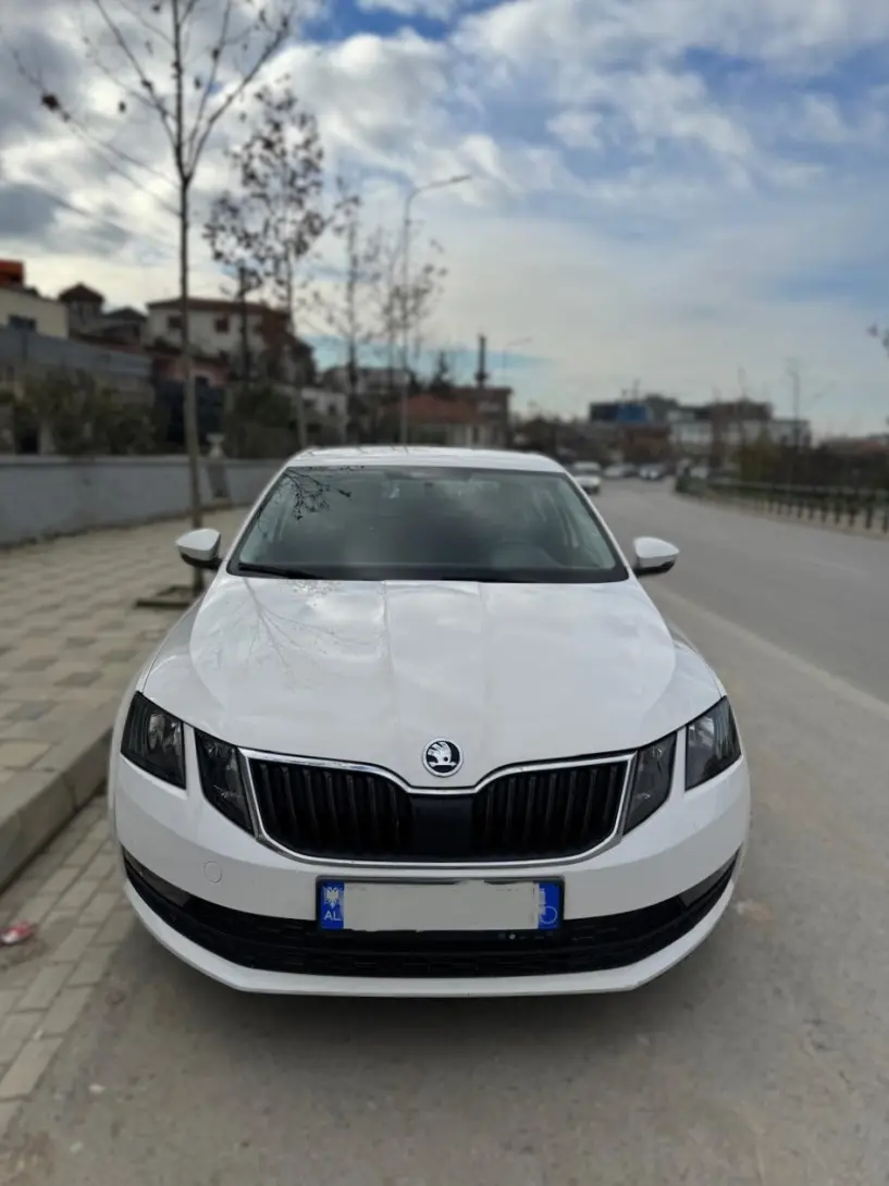 Alquila un coche en Tirana