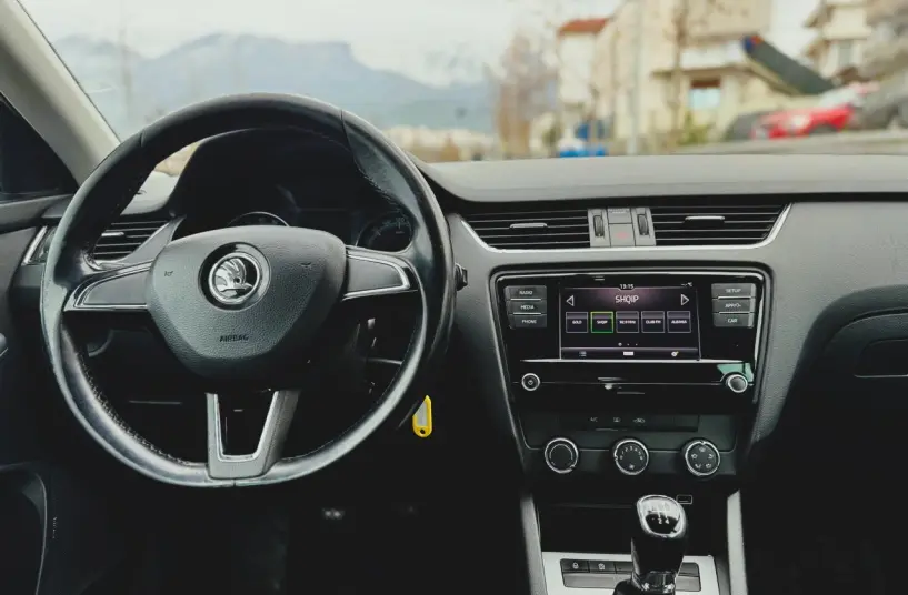 Alquila un coche en Tirana