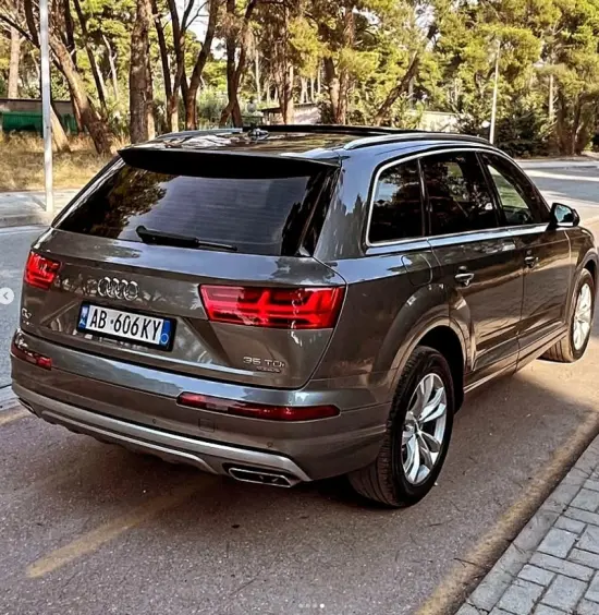 Alquila un 2017 Audi Q7 en Vlorë