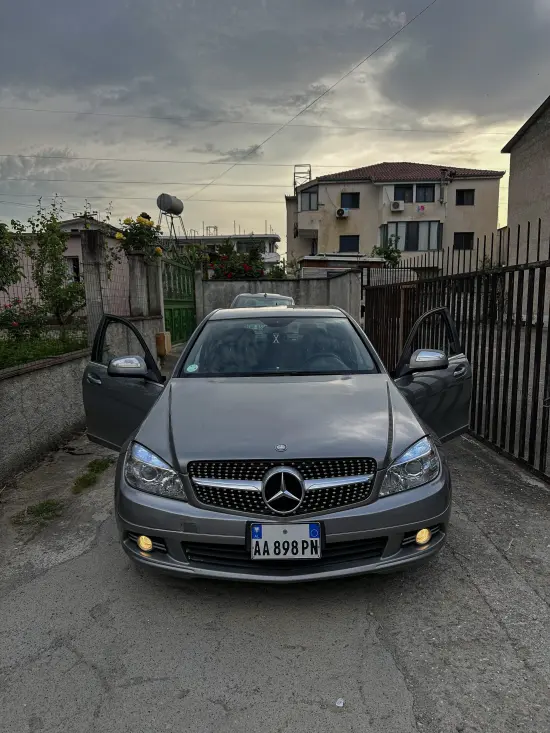 Noleggia una Mercedes-Benz C 200 dell'anno 2009 a Tirana