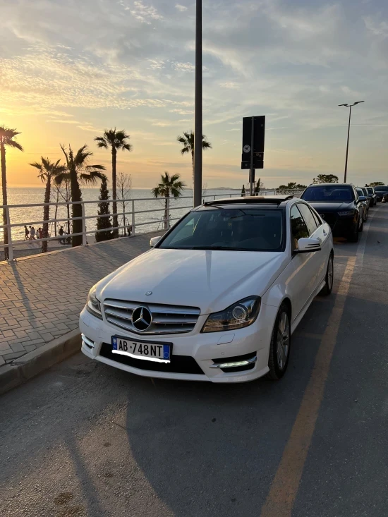 Wynajmij Mercedes-Benz C 220 z 2013 roku w Vlorë