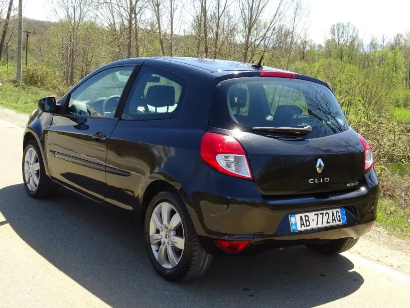 Noleggia un'auto a Sarandë