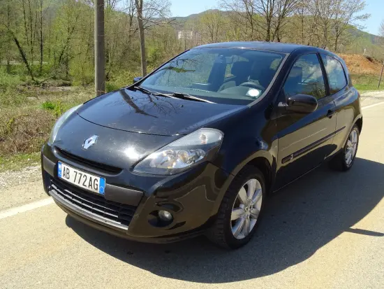 Noleggia una Renault Clio dell'anno 2010 a Sarandë