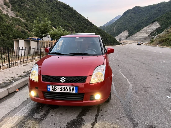 Noleggia una Suzuki Swift dell'anno 2011 a Gjirokastër