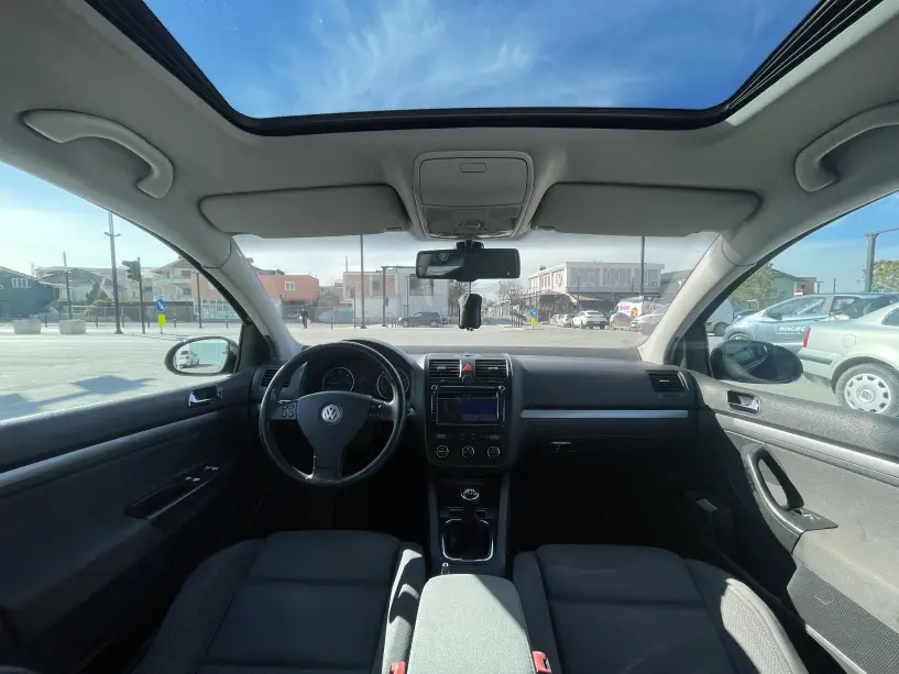 Merrni me qira një makinë në Tirana