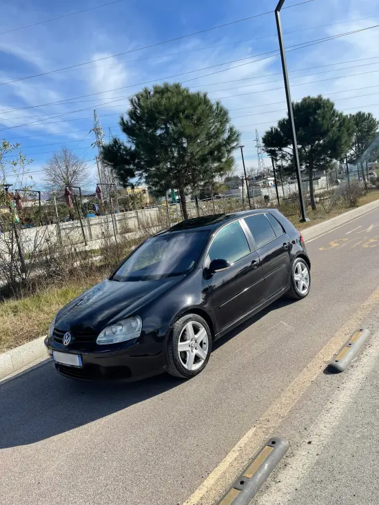 Merrni me qira një Volkswagen Golf 5 të vitit 2007 në Tirana