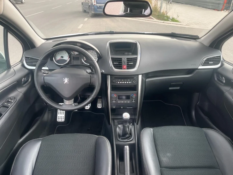 Merrni me qira një makinë në Tirana