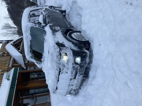 Wynajmij Land Rover Discovery z 2012 roku w Tirana