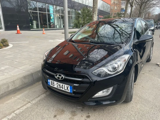 Merrni me qira një Hyundai i30 të vitit 2016 në Tirana