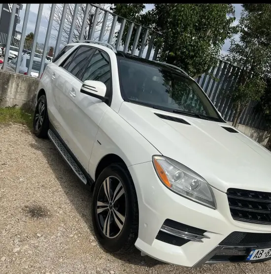 Noleggia una Mercedes-Benz ML 350 dell'anno 2015 a Tirana