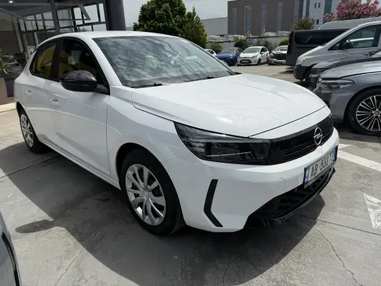 Wynajmij Opel Corsa z 2024 roku w Tirana