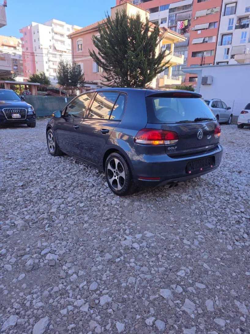 Alquila un coche en Tirana