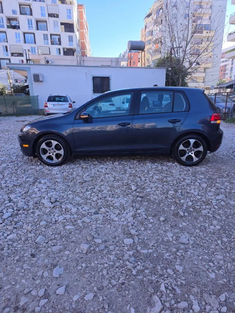 Alquila un coche en Tirana