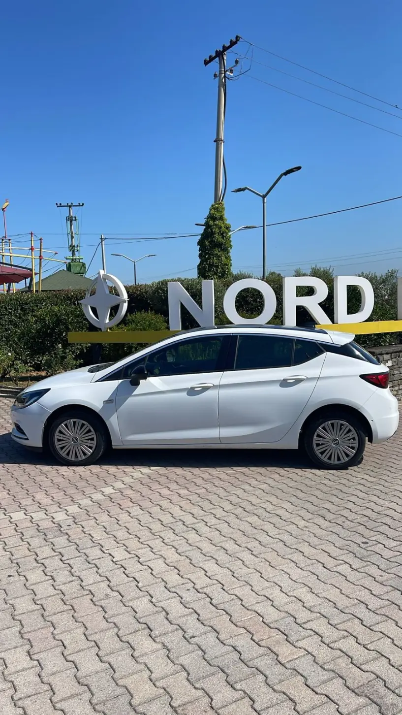 Alquila un coche en Tirana