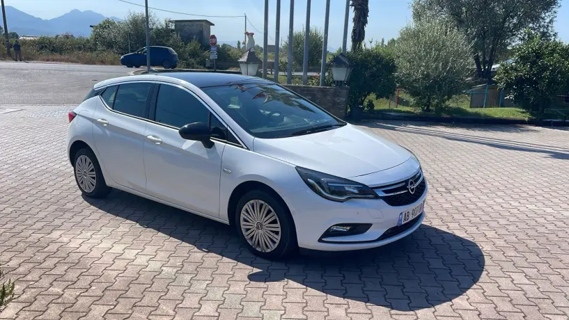 Alquila un coche en Tirana