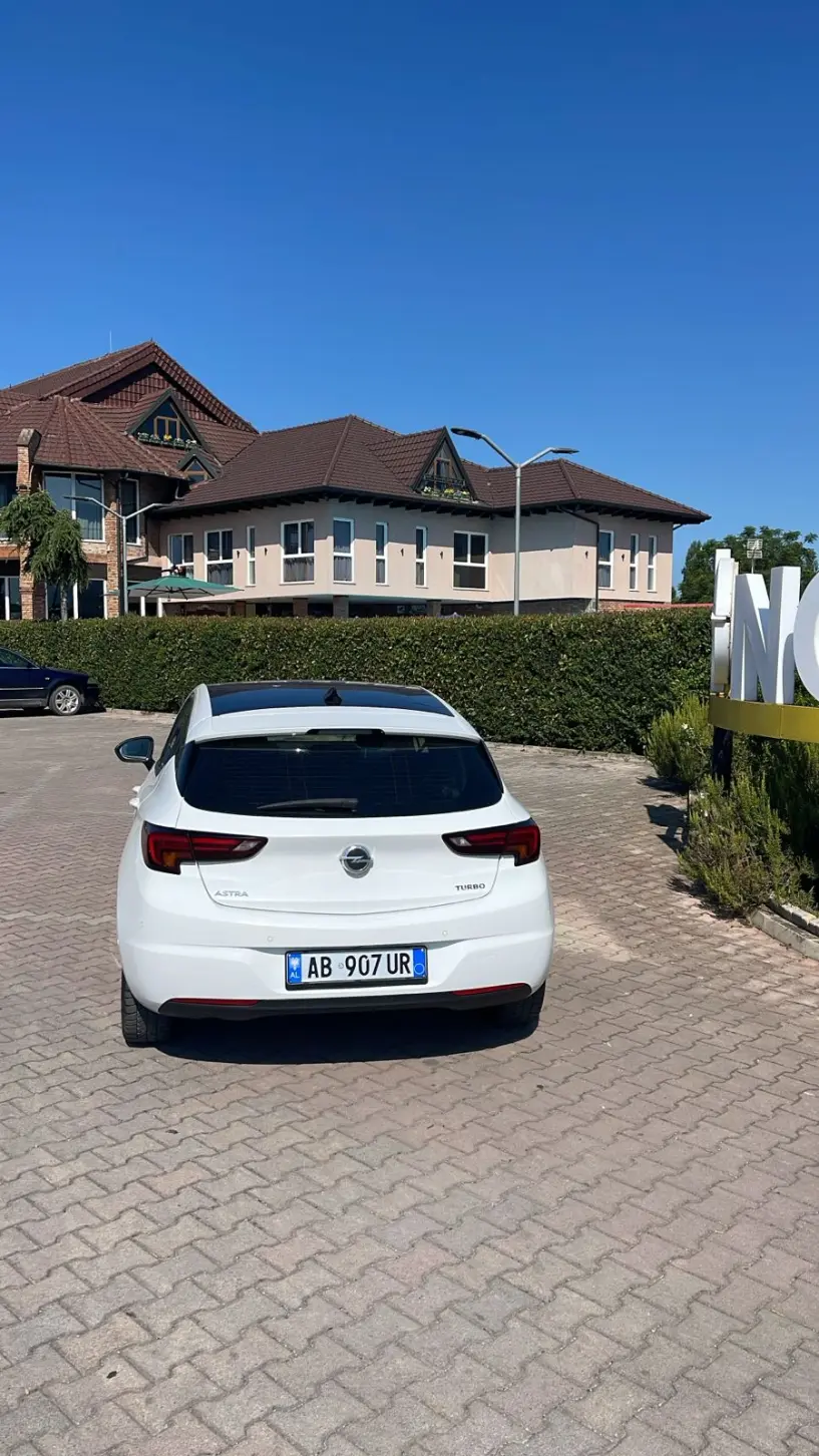 Alquila un coche en Tirana