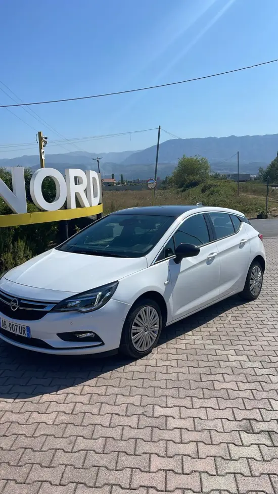 Wynajmij Opel Astra z 2018 roku w Tirana