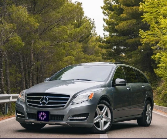 Noleggia una Mercedes-Benz R-Class (All) dell'anno 2012 a Tirana