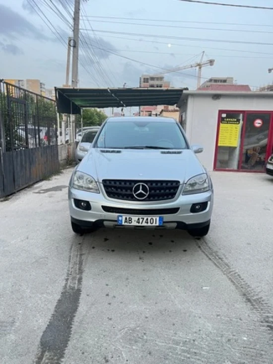 Wynajmij Mercedes-Benz ML 280 z 2008 roku w Tirana