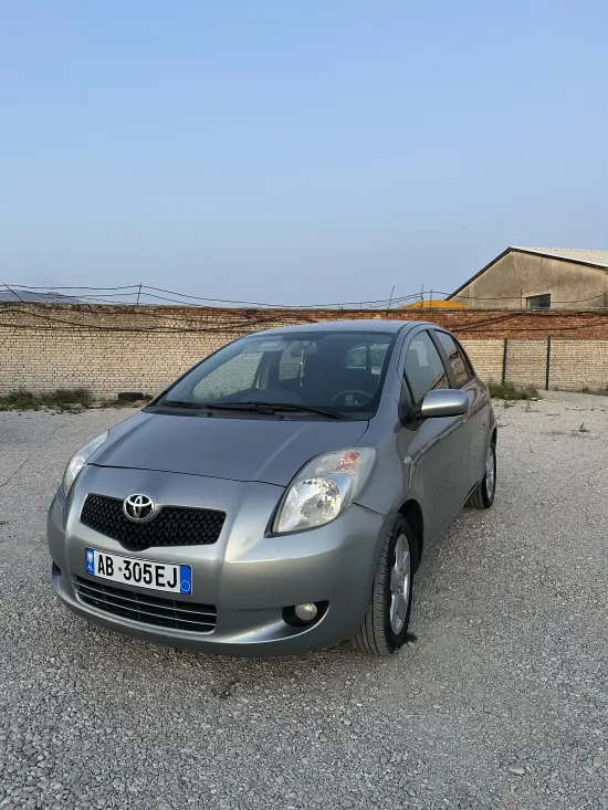 Merrni me qira një Toyota Yaris të vitit 2011 në Tirana