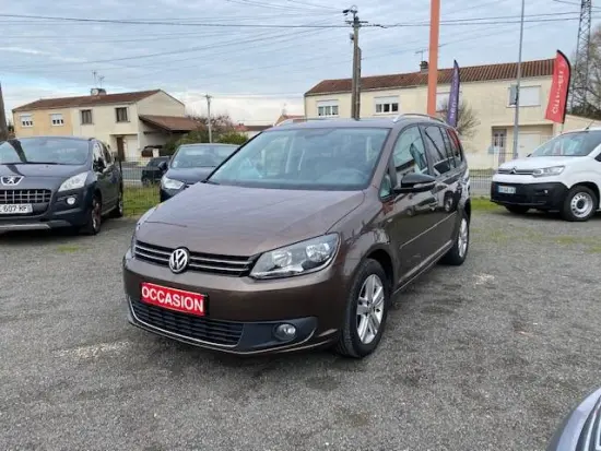 Noleggia una Volkswagen Touran dell'anno 2015 a Tirana