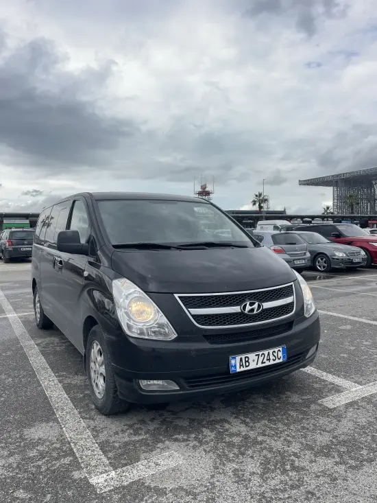 Noleggia una Hyundai H-1 Starex dell'anno 2015 a Tirana