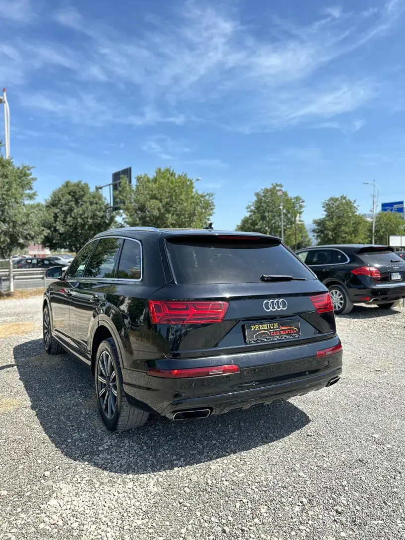 Merrni me qira një makinë në Tirana