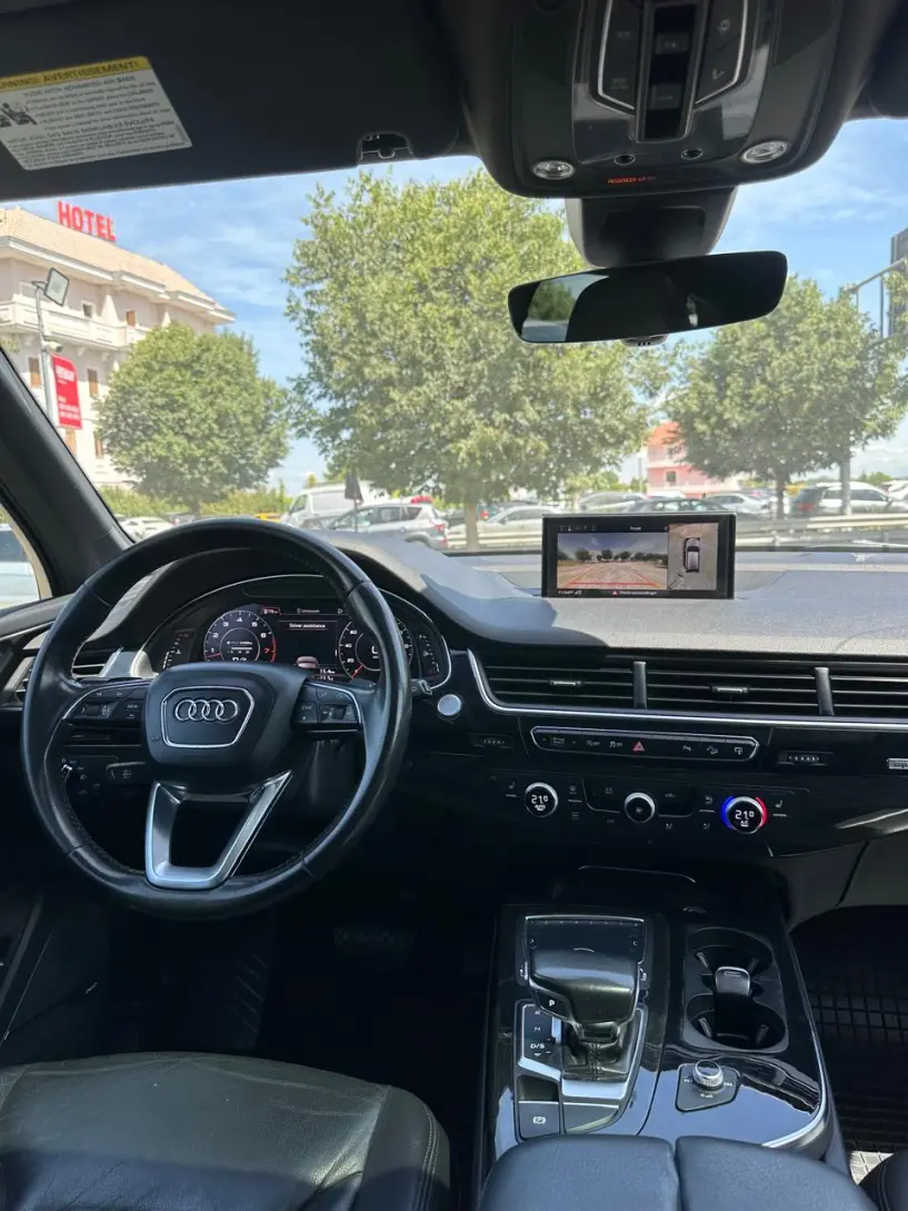 Merrni me qira një makinë në Tirana