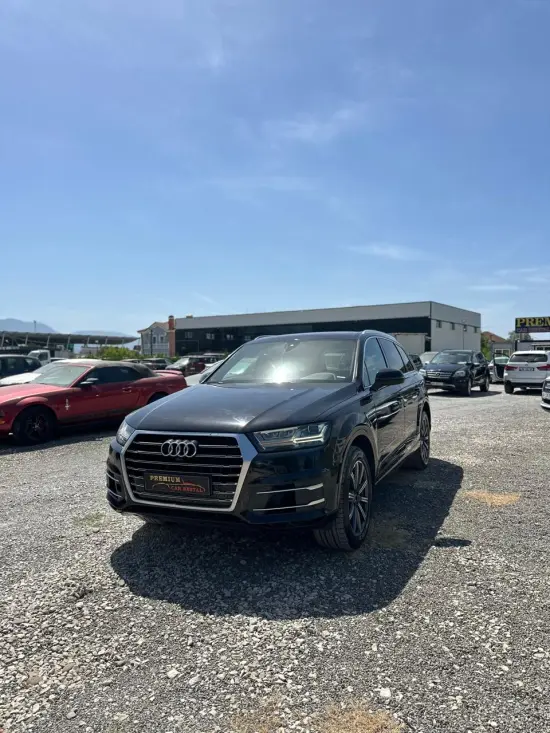 Wynajmij Audi Q7 z 2019 roku w Tirana
